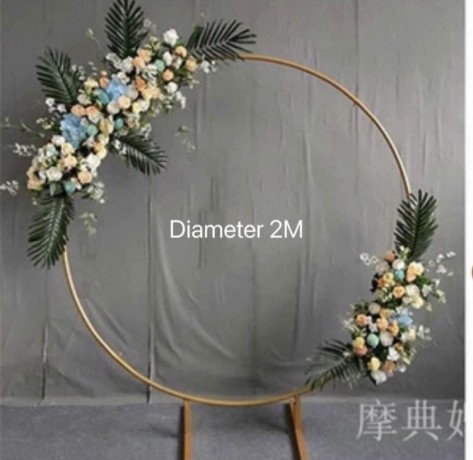 arbor-round-back-drop-frame-gold-and-white-big-2