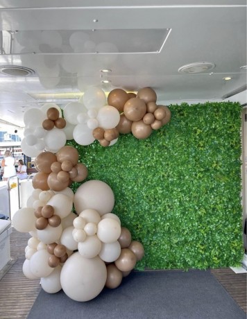 green-wall-backdrop-with-balloon-garland-big-1