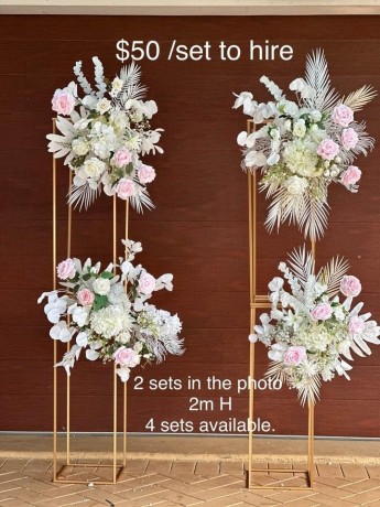 2m-gold-stand-event-backdrop-including-flowers-big-2