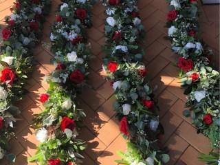 1 m long greenery garland , floral arbour . Wedding table centrepiece , floral cake stand .